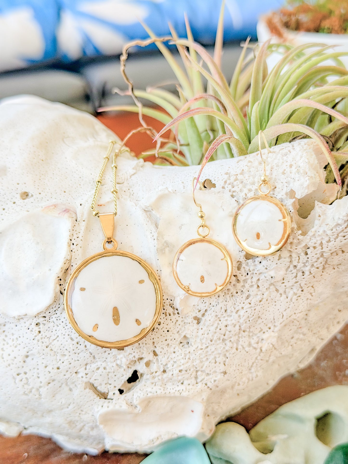 The Kaia- Sand Dollar Necklace (25mm)
