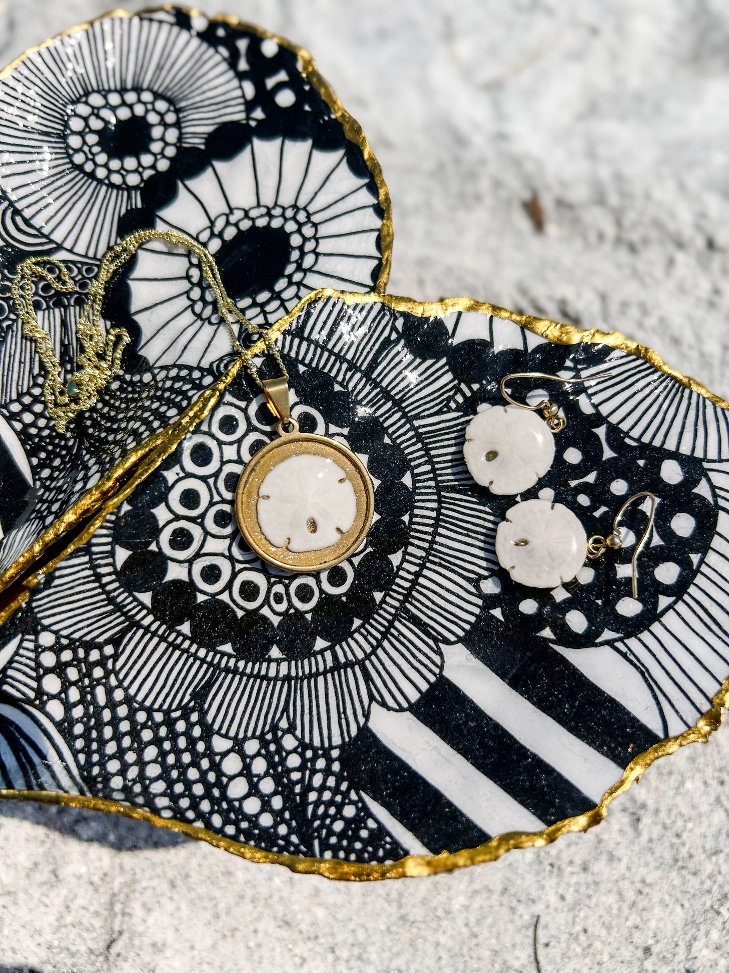 The Kaia- Sand Dollar Necklace (25mm)